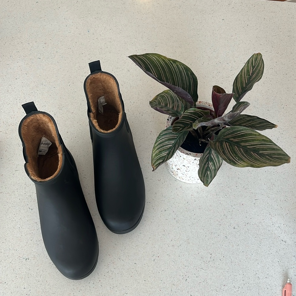 Chooka Chelsea black boots